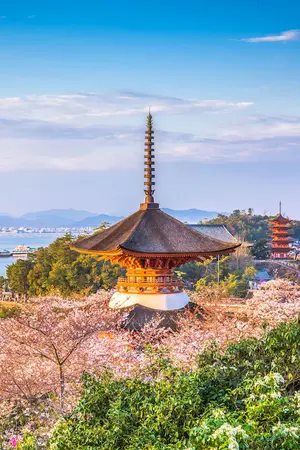 La isla de Miyajima y su torii con los pies en el agua, merece una visita frente a Hiroshima en Japón
