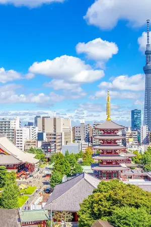 Senso-ji-Tempel in Asakusa mit Tokyo Sky Tree dahinter, ein Muss an Ihren ersten Tagen in Tokio