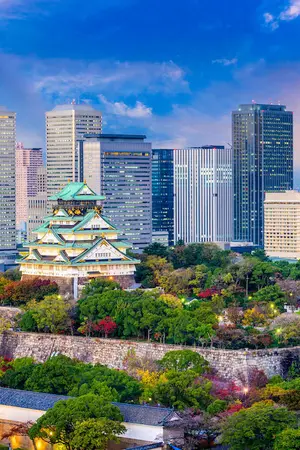 Die Burg Osaka, umgeben von Wolkenkratzern im Businessviertel