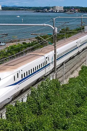 Shinkansen Nozomi circulant en extérieur 