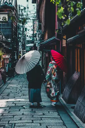 Couple visitant Kyoto main dans la main