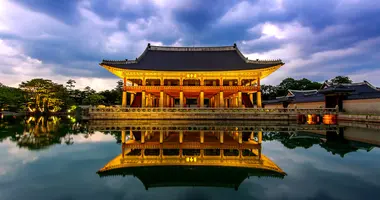 Visit Seoul, South Korea capital city and its royal palace