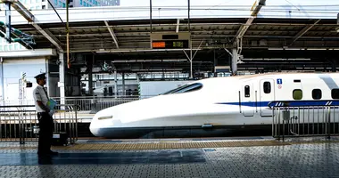 Shinkansen au quai d'une gare au Japon