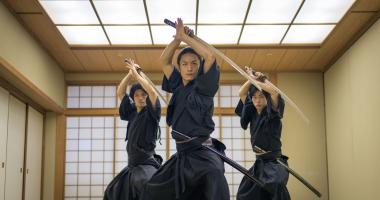 Japanischer Kampfsportler, der Samourai Kendo trainiert