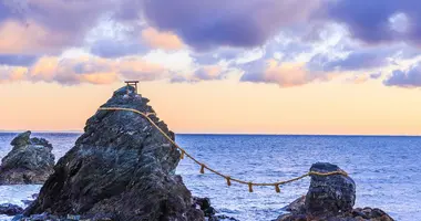 Rocas casadas sagradas junto al mar en la ciudad religiosa de Ise, el primer lugar del sintoísmo en Japón