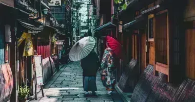 Coppie che camminano sulla strada mentre si tiene l'ombrello a Kyoto