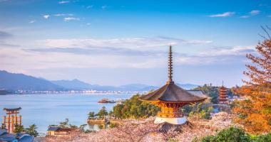 La isla de Miyajima y su torii con los pies en el agua, merece una visita frente a Hiroshima en Japón