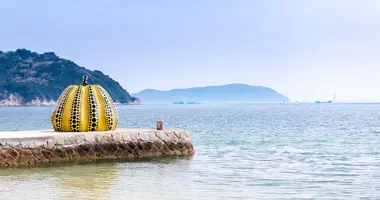 Yayoi Kusamas gelber Kürbis, Symbol von Naoshima, der künstlerischen Insel