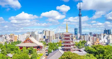 Senso-ji temple in Asakusa with Tokyo Sky Tree behind, a must-see on your first days to visit Tokyo