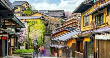 Alte Straßen in Gion, traditionelles Kyoto-Viertel: ein Muss bei einem Besuch in Kyoto