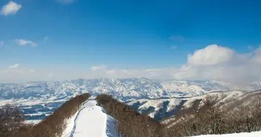 Piste de ski dans la station de Nozawa Onsen, région de Nagano, dans les Alpes Japonaises