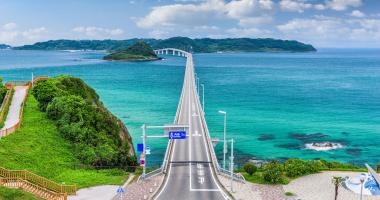 Lo splendido scenario del ponte di Tsunoshima nella prefettura di Yamaguchi, tra Hiroshima e Fukuoka