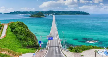 El hermoso paisaje del puente Tsunoshima en la prefectura de Yamaguchi, entre Hiroshima y Fukuoka