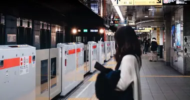 Métro souterrain de Tokyo arrivant à quai