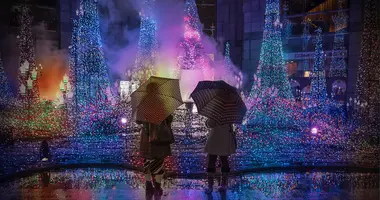 2 femmes devant les illuminations de Noël