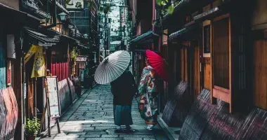Couple visitant Kyoto main dans la main