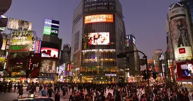 Die Shibuya Kreuzung in Shibuya, Tokio