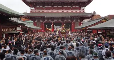 Todos los años las multitudes se reúnen en el templo Sensôju de Asakusa.