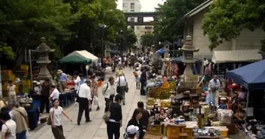 El mercado de la pulga Oedo Antique Market tiene lugar cada primer y tercer domingo del mes.