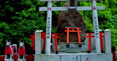 A santuari al confine con il sobborgo di Fushimi.