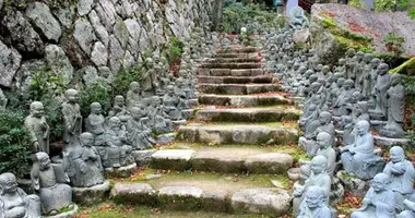 Miles de estatuas de buda acechan a los visitantes en un pasadizo escondido.