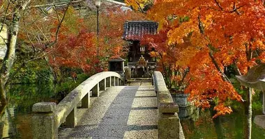 Puente de piedra en el Zenrin-ji.