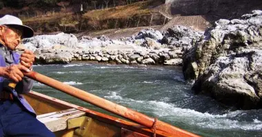 Trois hommes pilotent chaque barque à la seule force de leurs bras pour traverser aussi bien les rapides et les étendues plus calme.