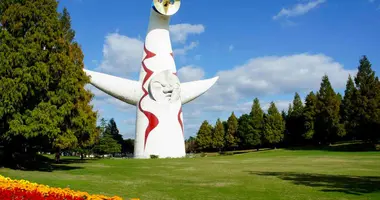 La torre del Sol, escultura del artista japonés Taro Okamoto.