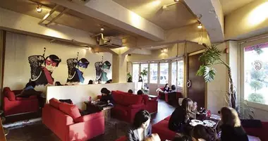 Cómodos divanes en el J-café en Hiroshima.