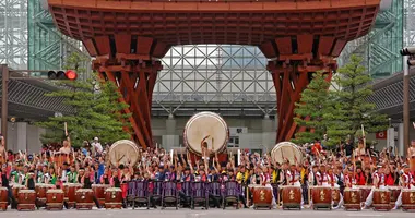 Tocadores de Taiko frente a la estación de Kanazawa.