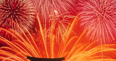 Fuochi d'artificio davanti al celebre torii di Miyajima.