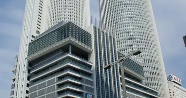 La estación de Nagoya, con sus dos torres cilíndricas, es la más grande del mundo.