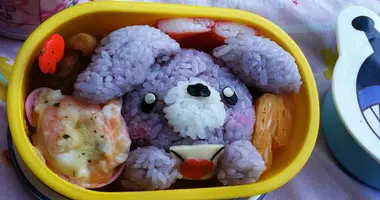 Kyaraben, o el arte de preparar bentos con formas de personajes. 