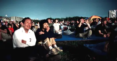 Gli hanabi (fuochi d'artificio) d'estate in Giappone sono gioiosi raduni popolari.