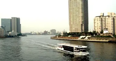 Une péniche yakatabune entre les buildings de la baie de Tokyo.