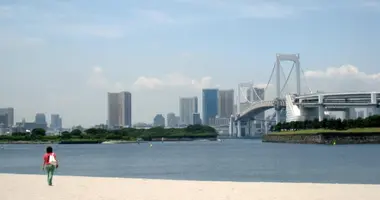 The beach of Odaiba (Tokyo), with stunning views of the Rainbow Bridge.