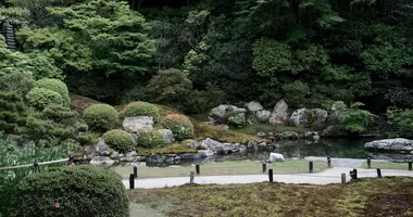 que Uno de los cuatro jardines que rodean y protegen el templo Shoren-in. y protegen el templo Shoren-in.
