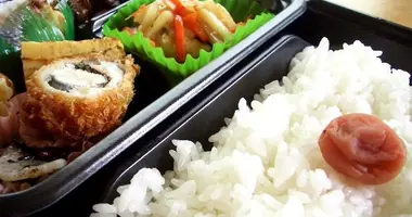 Savoureux et variés, les plateaux-repas bentô s'achètent dans la rue à l'heure du déjeuner.