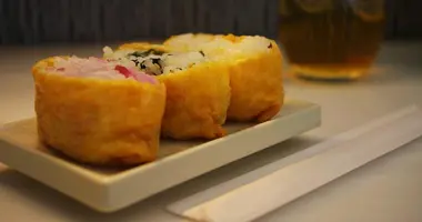 Los Inarizushi son unas delicias de arroz y tofu frito.