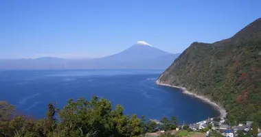 La côte orientale d'Izu offre des paysages marins de toute beauté, avec en fond, la silhouette du Mont Fuji.