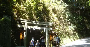 Entrada al templo Zeniarai Benzaiten.