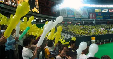 Les soirs de match, les hawks se sevrent des ces gros ballons jaunes pour supporter leur équipe.