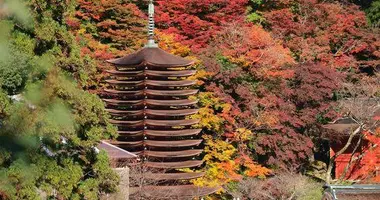 La pagode à 13 étages de Tanzan en automne, à Asuka