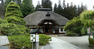 Le magnifique temple Jorakuji et son toit de chaume.