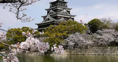 Parc du château d'Hiroshima : endroit idéal pour le hanami entre amis