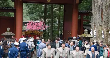 La procession du festival Yayoi arrive au sanctuaire Futarasan Jinja à Nikko