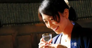 Asako Watanabe una de las siete maestras de sake mujeres de Japón.