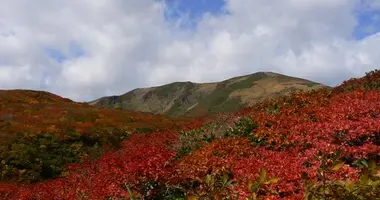 Les flancs rouges du Mont Kurikoma en automne