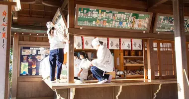 Le grand nettoyage au sanctuaire Hachiman-gu de Kamakura.