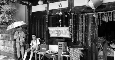 Pause à l'ombre d'une rue de Nara en été